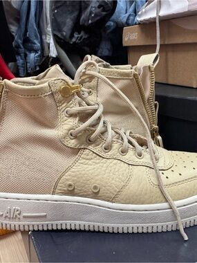 Nike SF AF1 MID - Kids Beige High-Top Sneakers with Gold Accent